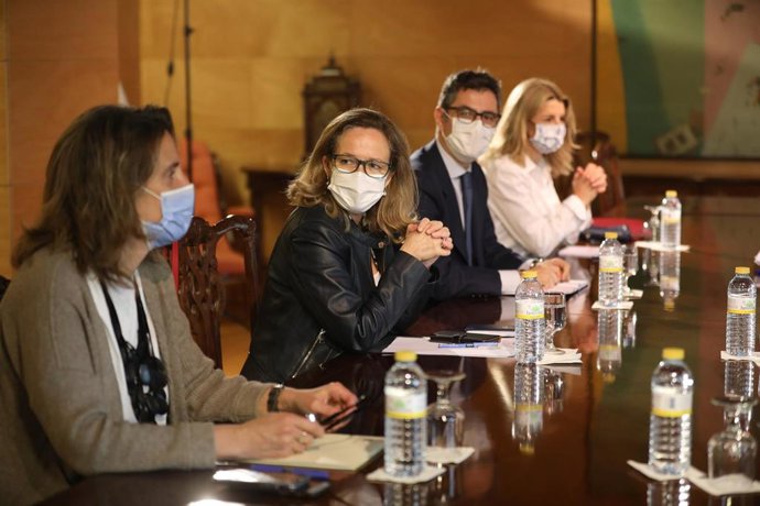 (I-D) La vicepresidenta tercera y ministra para la Transición Ecológica, Teresa Ribera; la vicepresidenta primera y ministra de Asuntos Económicos, Nadia Calviño; el ministro de la Presidencia, Félix Bolaños y la vicepresidenta segunda y ministra de Tra