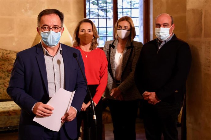 El conseller de Movilidad y Vivienda, Josep Marí, junto a la presidenta de la Asociación de Constructores de las Illes Balears, Fanny Alba; el vicepresidente, Climent Olives, y la directora general, Sandra Verger.