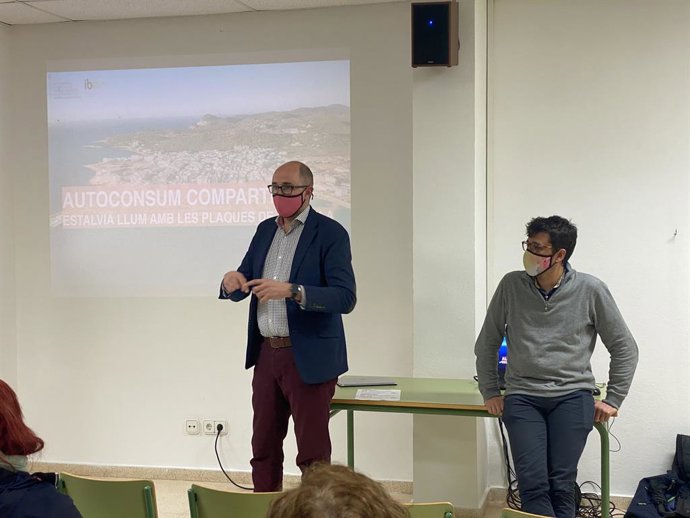 El director general de Energía y Cambio Climático, Pep Malagrava, y el director gerente del Instituto Balear de la Energía (IBE), Ferran Rosa, presentan a los vecinos de Sant Antoni (Ibiza) la convocatoria de adhesión al proyecto de autoconsumo.