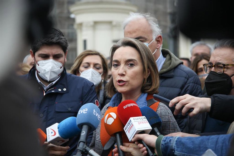 La portavoz del PP en el Congreso de los Diputados, Cuca Gamarra, atiende a los medios de comunicación antes del comienzo de la marcha 20M, en Plaza Emperador Carlos V, a 20 de marzo de 2022, en Madrid (España).