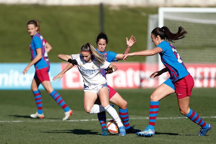Archivo - Athenea del Castillo presionada por Marta Torrejón durante el Real Madrid-FC Barcelona de la Primera Iberdrola 2021-2022