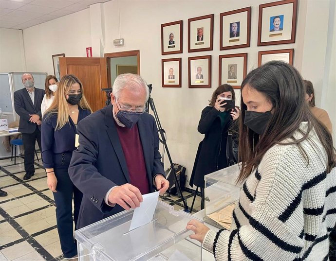 Juan José Imbroda, votando por la candidatura de Alberto Núñez Feijóo
