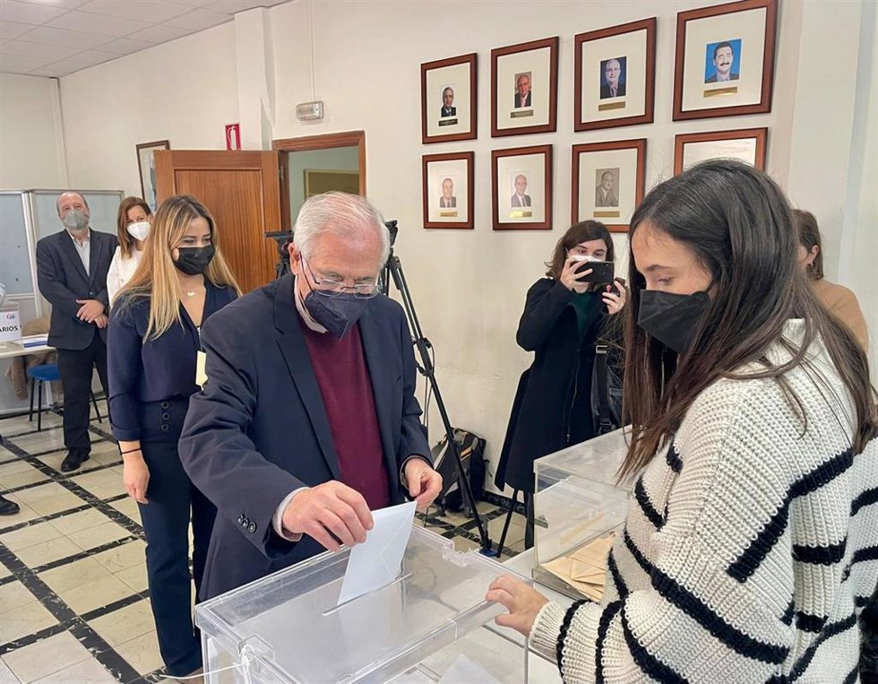 Juan José Imbroda, votando por la candidatura de Alberto Núñez Feijóo