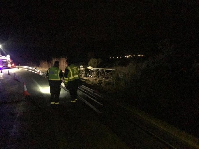 Guardia Civil junto al camión volcado.