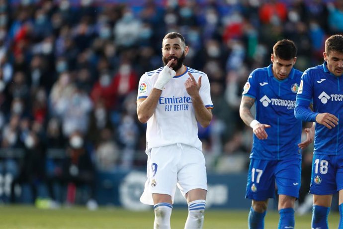 Archivo - Karim Benzema realiza un gesto durante el Getafe-Real Madrid de LaLiga Santander 2021-2022