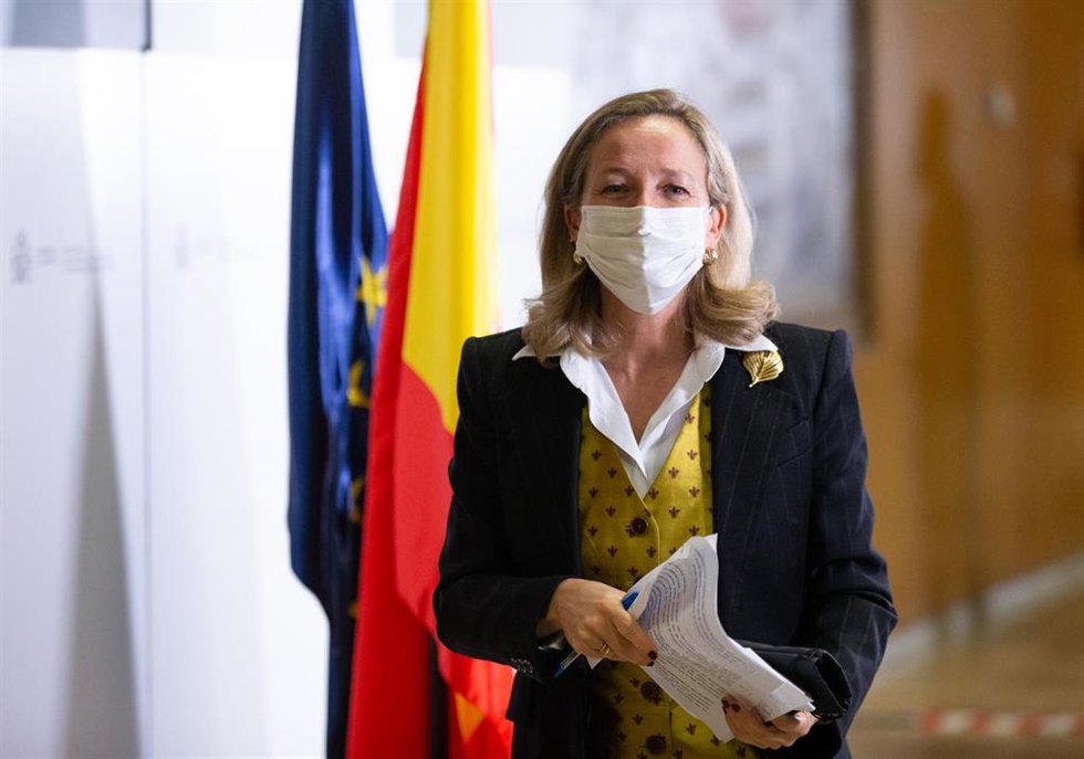 La vicepresidenta primera y ministra de Asuntos Económicos, Nadia Calviño, a su llegada para comparecer en rueda de prensa en el Ministerio de Asuntos Económicos y Transformación Digital, a 21 de marzo de 2022, en Madrid (España).