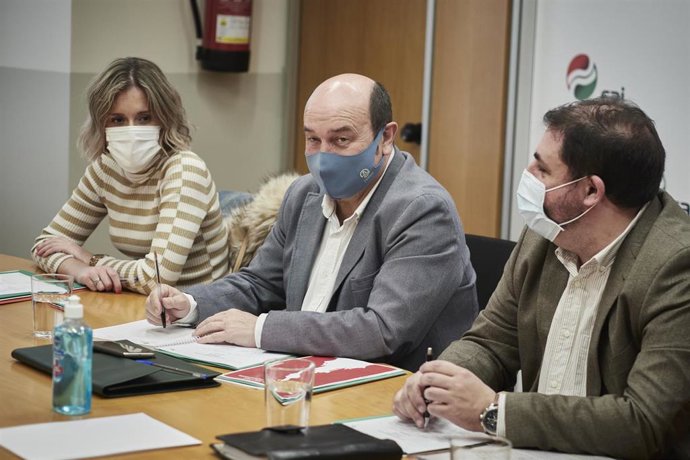 (I-D) La secretaria del EBB, Mireia Zarate; el presidente del EBB del PNV, Andoni Ortuzar, y el presidente del PNV en Navarra y del Parlamento foral, Unai Hualde, se reúnen en la sede del PNV, a 21 de marzo de 2022, en Pamplona, Navarra 