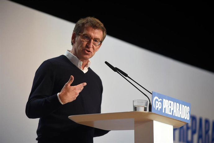 El l candidato a la Presidencia del Partido Popular, Alberto Núñez Feijoo,  se dirige a los simpatizantes  en un acto de  partido a 19 de marzo de 2022 en Torremolinos (Málaga).