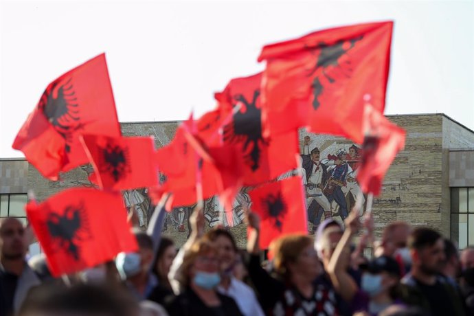 Partidarios del Partido Socialista con banderas nacionales durante una manifestación en Tirana en abril de 2021