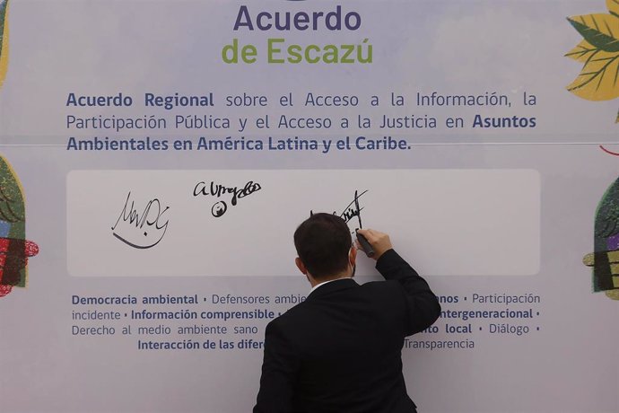 El presidente de Chile, Gabriel Boric, firma simbólicamente una declaración de intenciones sobre el acuerdo medioambiental de Escazú