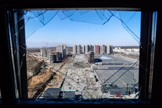 Una ventana rota en el distrito Podilskyi de Kiev, capital de Ucrania
