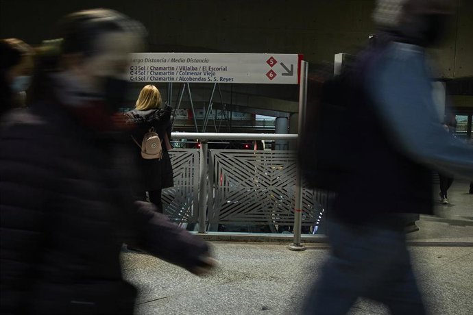 Viajeros caminan por las instalaciones de la estación de Atocha tras una incidencia en el sistema informático que ha afectado a la señalización de la estación de Chamartín, a 21 de marzo de 2022, en Madrid (España). 