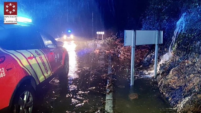 Bomberos retiran un árbol que cortaba la carretera