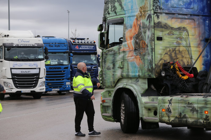Transportistas a su llegada al Polígono Industrial Barral, en el noveno día de paro nacional de transportistas, a 22 de marzo de 2022, en San Fernando de Henares, Madrid (España). 
