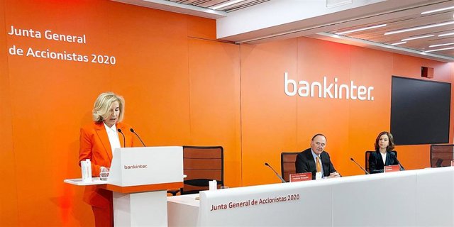 Archivo - María Dolores Dancausa, consejera delegada de Bankinter, y Pedro Guerrero, presidente de Bankinter, en la junta de accionistas de 2020.