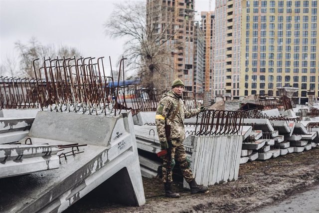 Un miliciano ucraniano vigila una carretera, a 2 de marzo de 2022, en Kiev (Ucrania)