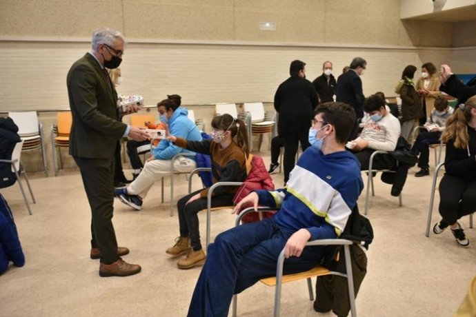 El Gobierno de La Rioja reparte más de 19.000 neceseres entre los escolares riojanos