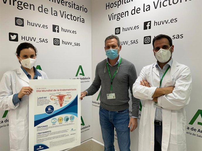 El jefe del servicio de Ginecología del Clínico,Pepe Oliva,junto a los especialistas responsables de la consulta Carmen Chacón y Tomás Gómez