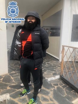 La Policia Nacional durant l'operació a Castelló d'Empúries (Girona)
