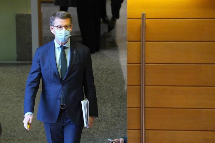 El presidente de la Xunta de Galicia, Alberto Núñez Feijóo, a su llegada a una sesión de control en el Parlamento de Galicia.