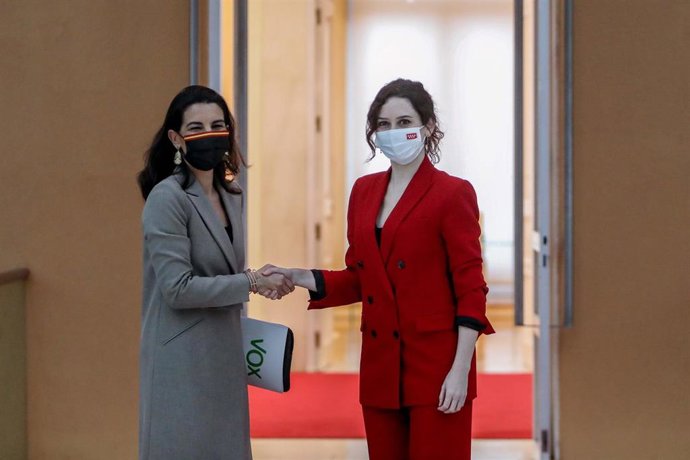 Archivo - La presidenta de la Comunidad de Madrid, Isabel Díaz Ayuso, y  la portavoz del Grupo Parlamentario de Vox, Rocío Monasterio. Archivo.