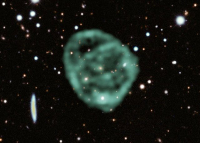 Los datos del radiotelescopio MeerKAT de SARAO (verde) que muestran los extraños círculos de radio se superponen a los datos ópticos e infrarrojos cercanos del Dark Energy Survey.