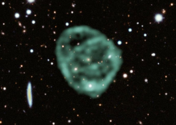Los datos del radiotelescopio MeerKAT de SARAO (verde) que muestran los extraños círculos de radio se superponen a los datos ópticos e infrarrojos cercanos del Dark Energy Survey.