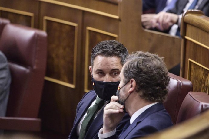 El líder de Vox, Santiago Abascal (i), y el portavoz parlamentario de Vox, Iván Espinosa de los Monteros