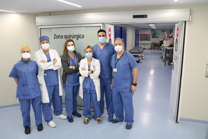 Equipo del Virgen el Rocío que ha trabajado en la operación de prótesis de caja torácica.