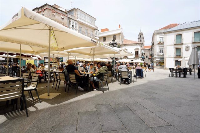 Archivo - Varias personas en una terraza de Vigo.