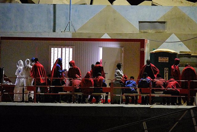 Archivo - Varios inmigrantes de origen subsahariano localizados a 33 millas en Gran Tarajal, a 21 de enero de 2022, en Fuerteventura, Islas Canarias, (España)