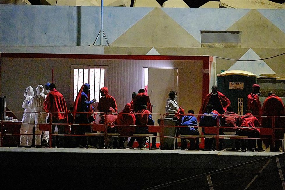 Archivo - Varios inmigrantes de origen subsahariano localizados a 33 millas en Gran Tarajal, a 21 de enero de 2022, en Fuerteventura, Islas Canarias, (España)