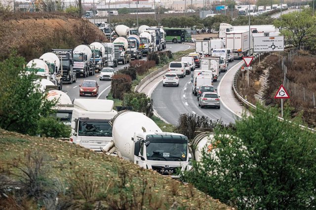 Tráfico de camiones a su salida del Polígono Industrial-Parque Logístico Barral, a 21 de marzo de 2022, en San Fernando de Henares