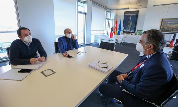 Reunión del consejero de Industria, Javier López Marcano, con el presidente del clúster Marítimo de Cantabria, Juan Luiz Sánchez