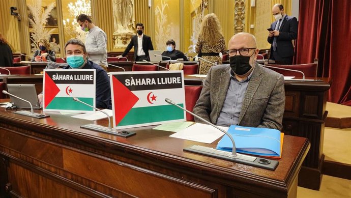 Los diputados de MÉS per Mallorca, posando con la bandera saharui en el Parlament.