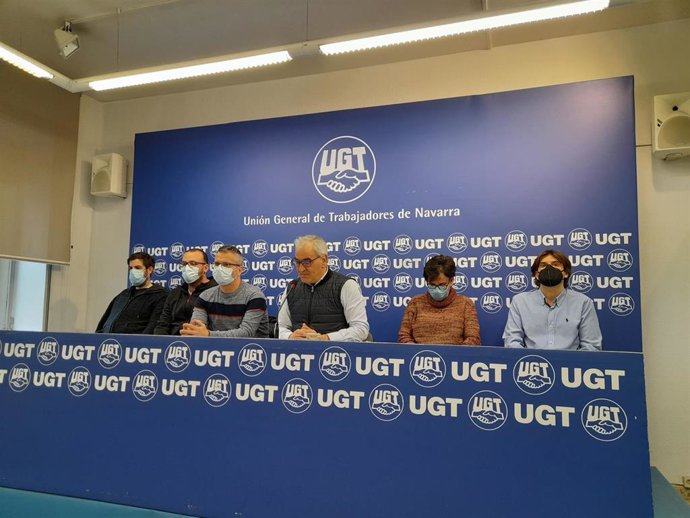 Ríos, junto con los cinco delegados del sindicato en el comité de empresa de Sunsundegui, durante la rueda de prensa