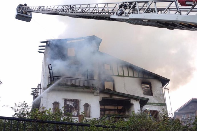 Edificio incendiado en San Sebastián.