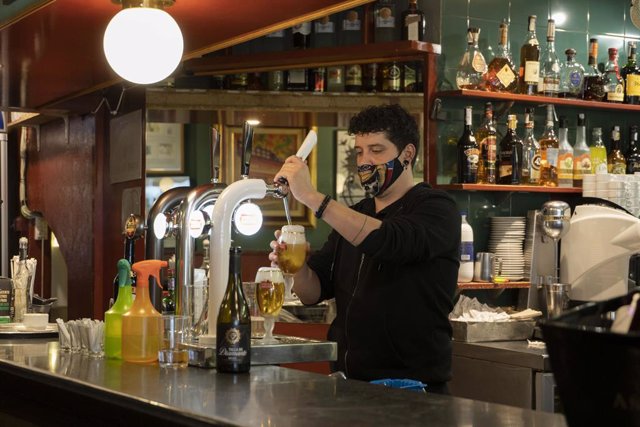 Archivo - Un camarero sirve una cerveza durante el primer día de reapertura de la hostelería en Logroño (España), a 29 de noviembre de 2020. Desde este domingo 29 de noviembre queda levantado el cierre perimetral de Logroño y además se permite la reapertu