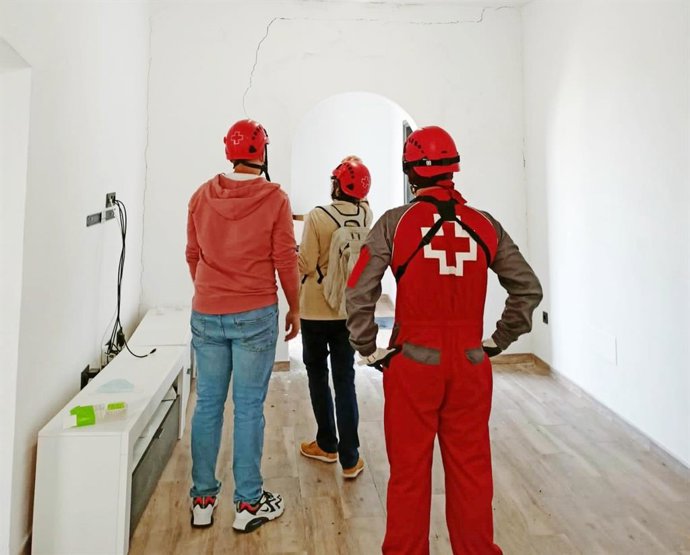 Personal de Cruz Roja inspecciona los daños en una vivienda causados por la erupción del volcán de La Palma