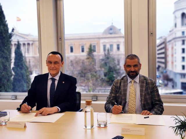 El presidente de Crue Universidades Españolas, José Carlos Gómez Villamandos, y el responsable del sur de Europa de AWS Public Sector Sales, Raffaele Resta, firmando un convenio.