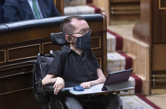 El portavoz de Unidas Podemos en el Congreso, Pablo Echenique, en una sesión plenaria en el Congreso de los Diputados, a 9 de marzo de 2022, en Madrid (España). ron.
