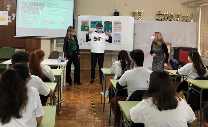 El consejero de Economía, Hacienda y Administración Digital, Luis Alberto Marín, durante la Semana de las Ciencias Sociales del instituto Floridablanca y la participación de la Región en la Global Money Week de la OCDE
