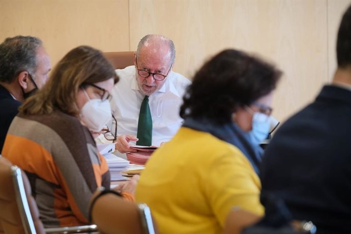 El presidente de la Diputación de Sevilla, Fernando Rodríguez Villalobos, en la junta de gobierno de este martes.