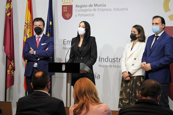 La consejera de Empresa, Empleo, Universidades y Portavocía, Valle Miguélez, presenta la campaña Te conectamos al empleo, junto con los representantes de Fremm, Frecom y Froet