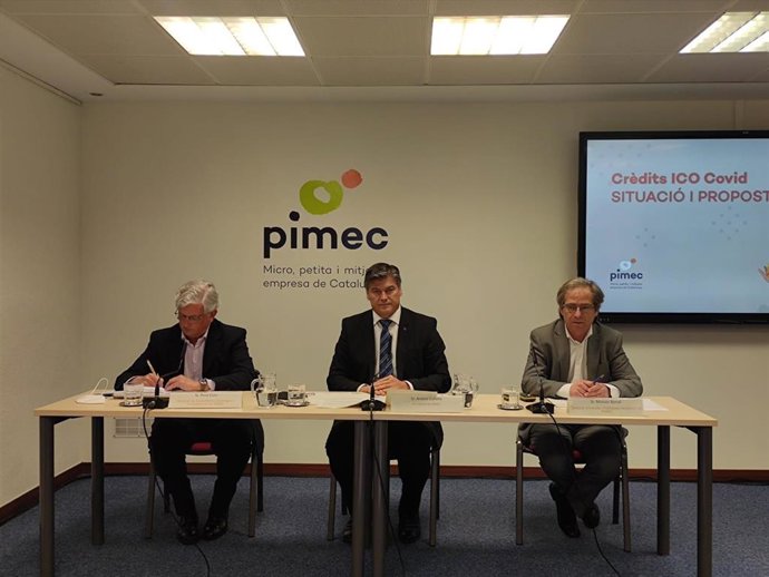 En el centro, el presidente de Pimec, Antoni Cañete; a su izquierda, el director del Área de financiación de Pimec, Pere Cots, y a su derecha, el director de Estudios y Políticas Sectoriales, Moiss Bonal