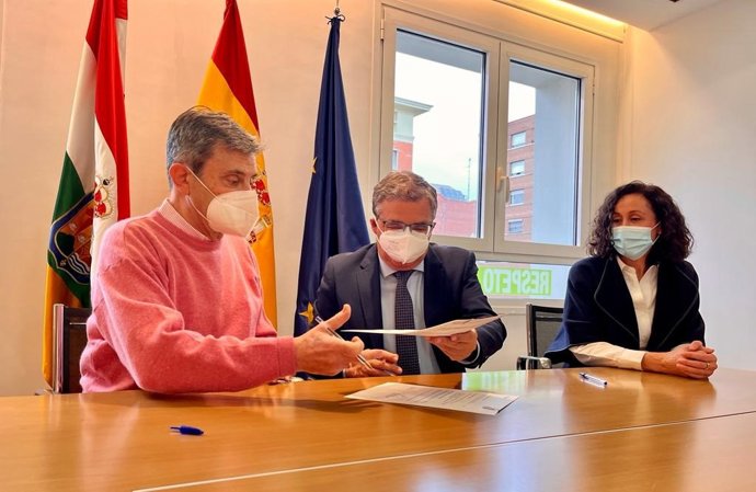 El consejero de Servicios Sociales y Gobernanza Pública, Pablo Rubio y el presidente de la Asociación Seniors Españoles para la Cooperación Técnica, SECOT, en La Rioja, Jesús Aguado, han firmado un convenio de colaboración