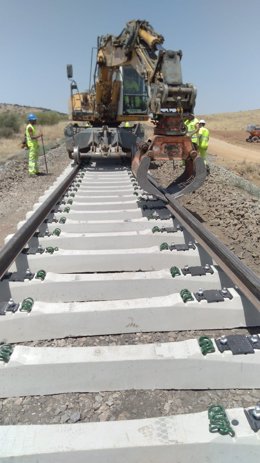 Operarios trabajando en la mejora de una vía ferroviaria.