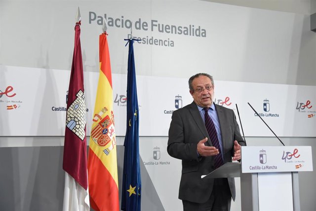 El consejero de Hacienda y Administraciones Públicas, Juan Alfonso Ruiz Molina, comparece en rueda de prensa en el Palacio de Fuensalida.