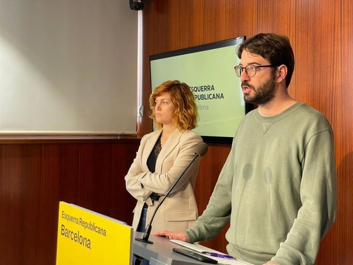 Els regidors d'ERC a Barcelona Max Zañartu i Elisenda Alamany en la roda de premsa