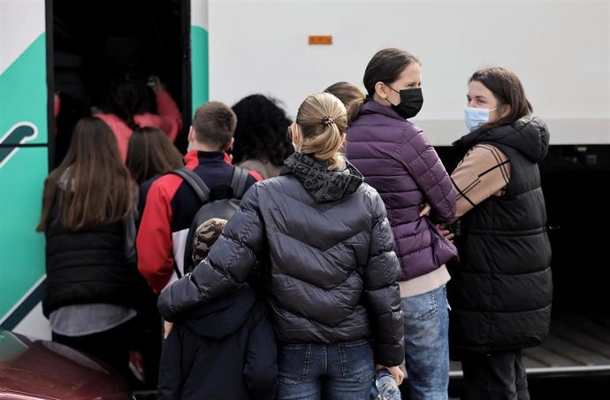 Varios refugiados a su llegada en autobús a un centro de acogida. 